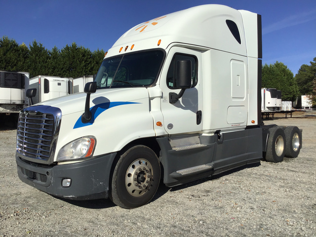 2015 Freightliner Cascadia 125 T/A Sleeper Truck Tractor 2015 Freightliner Cascadia 125 T/A Sleeper Truck Tractor