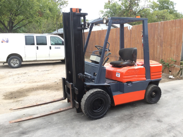 Toyota 5FDU25 Pneumatic Tire Forklift