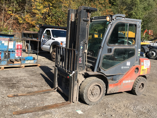 2011 (unverified) Toyota 8FDU30 Pneumatic Tire Forklift