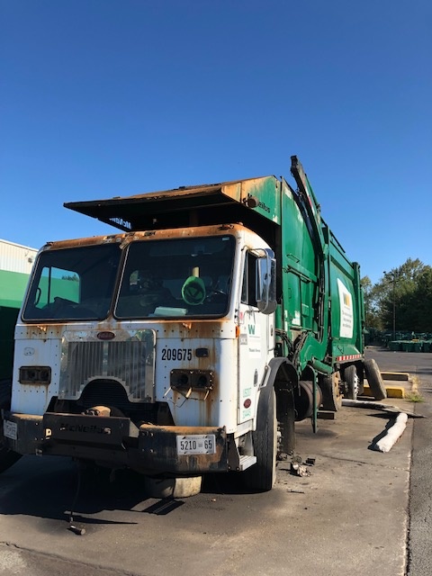 2009 Peterbilt 320 Waste Collection Truck