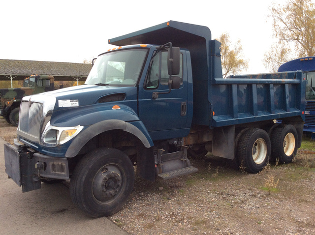2004 International 7600 6x4 T/A Dump Truck 2004 International 7600 6x4 T/A Dump Truck