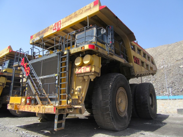 2010 Komatsu 830E-1AC Off-Road End Dump Truck 2010 Komatsu 830E-1AC Off-Road End Dump Truck