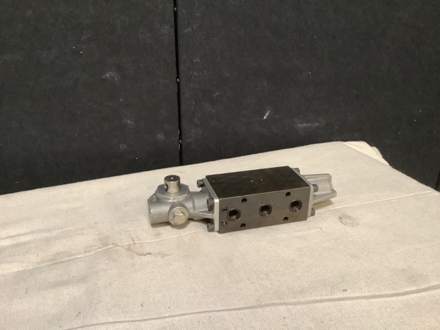 (3) Oshkosh 2CT442 Linear Control Valves (3) Oshkosh 2CT442 Linear Control Valves