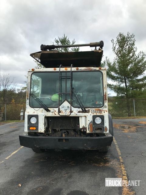 2006 Mack MR688S Waste Collection Truck in Gilbertsville