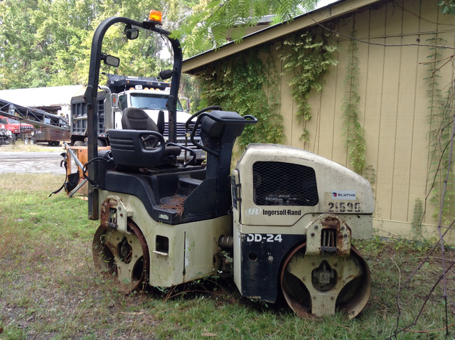 2005 Ingersoll-Rand DD-24 Vibratory Double Drum Roller 2005 Ingersoll-Rand DD-24 Vibratory Double Drum Roller