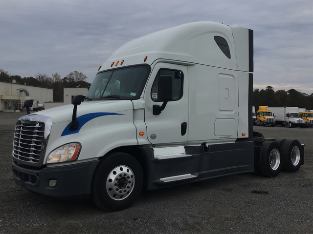 2015 Freightliner Cascadia 125 T/A Sleeper Truck Tractor 2015 Freightliner Cascadia 125 T/A Sleeper Truck Tractor