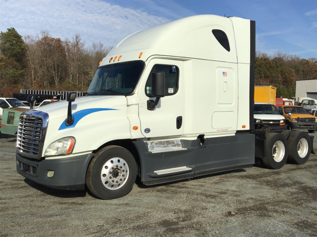 2015 Freightliner Cascadia 125 T/A Sleeper Truck Tractor 2015 Freightliner Cascadia 125 T/A Sleeper Truck Tractor