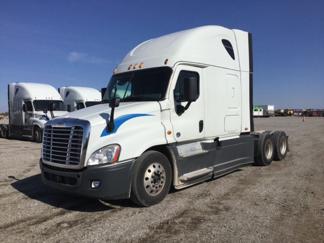 2015 Freightliner Cascadia 125 T/A Sleeper Truck Tractor 2015 Freightliner Cascadia 125 T/A Sleeper Truck Tractor