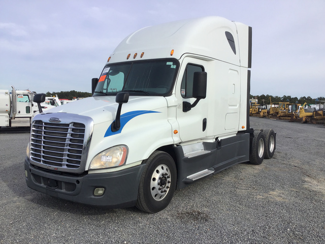 2015 Freightliner Cascadia 125 T/A Sleeper Truck Tractor 2015 Freightliner Cascadia 125 T/A Sleeper Truck Tractor