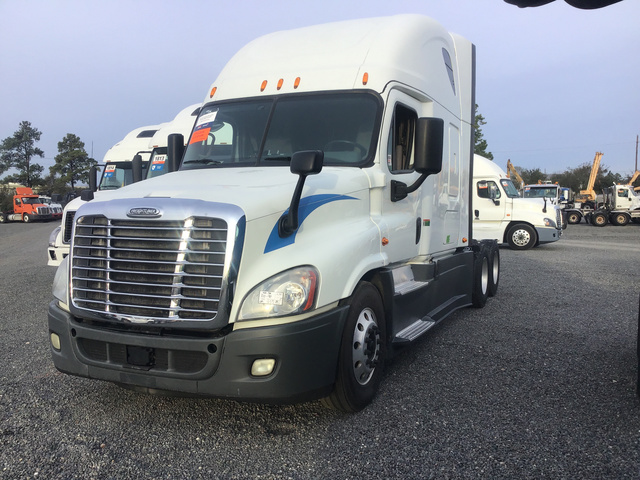 2015 Freightliner Cascadia 125 T/A Sleeper Truck Tractor 2015 Freightliner Cascadia 125 T/A Sleeper Truck Tractor