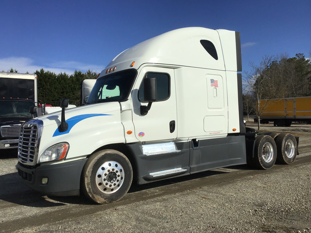 2015 Freightliner Cascadia 125 T/A Sleeper Truck Tractor 2015 Freightliner Cascadia 125 T/A Sleeper Truck Tractor