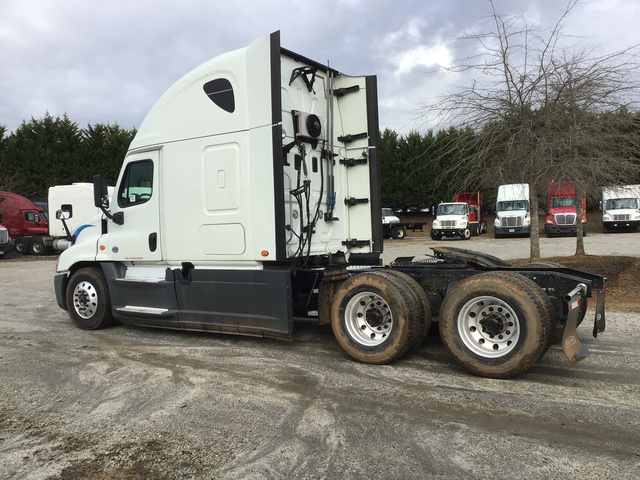 2015 Freightliner Cascadia 125 T/A Sleeper Truck Tractor 2015 Freightliner Cascadia 125 T/A Sleeper Truck Tractor