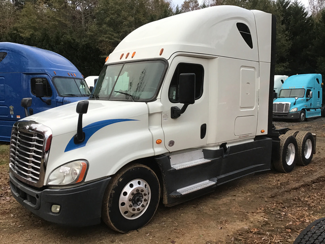 2015 Freightliner Cascadia 125 T/A Sleeper Truck Tractor 2015 Freightliner Cascadia 125 T/A Sleeper Truck Tractor