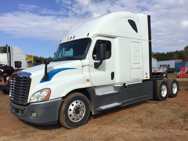 2015 Freightliner Cascadia 125 T/A Sleeper Truck Tractor 2015 Freightliner Cascadia 125 T/A Sleeper Truck Tractor