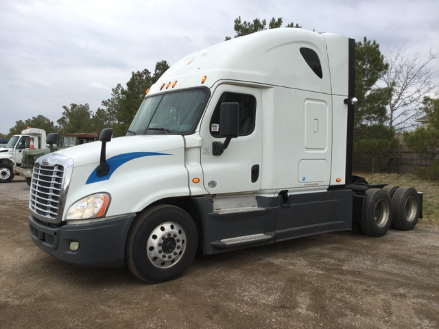 2015 Freightliner Cascadia 125 T/A Sleeper Truck Tractor 2015 Freightliner Cascadia 125 T/A Sleeper Truck Tractor