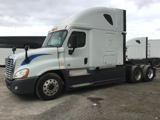 2015 Freightliner Cascadia 125 T/A Sleeper Truck Tractor 2015 Freightliner Cascadia 125 T/A Sleeper Truck Tractor