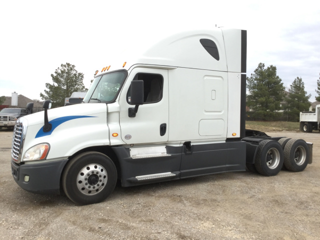 2015 Freightliner Cascadia 125 T/A Sleeper Truck Tractor 2015 Freightliner Cascadia 125 T/A Sleeper Truck Tractor