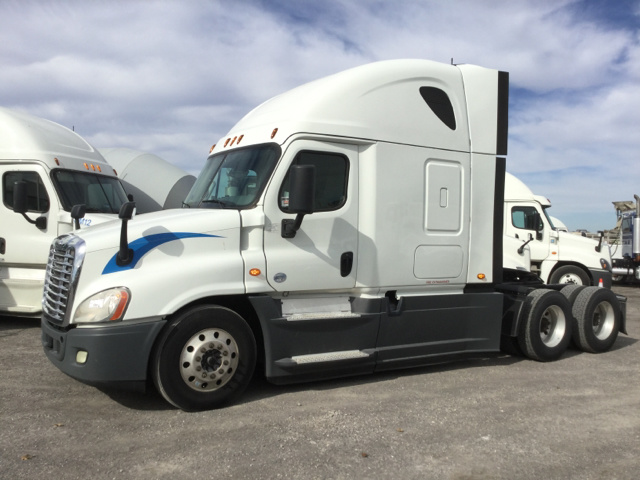2015 Freightliner Cascadia 125 T/A Sleeper Truck Tractor 2015 Freightliner Cascadia 125 T/A Sleeper Truck Tractor