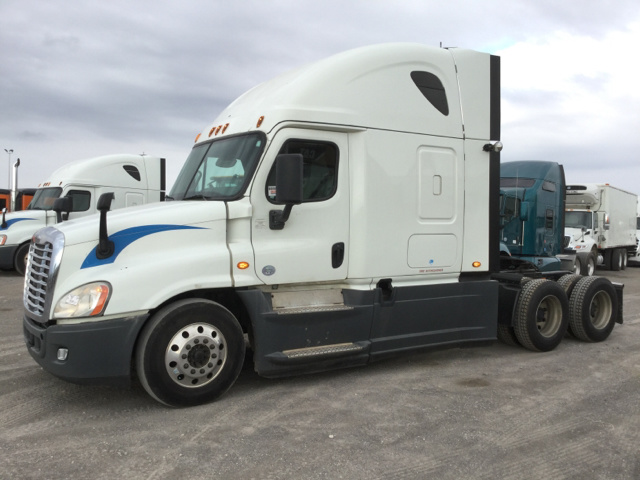 2015 Freightliner Cascadia 125 T/A Sleeper Truck Tractor 2015 Freightliner Cascadia 125 T/A Sleeper Truck Tractor