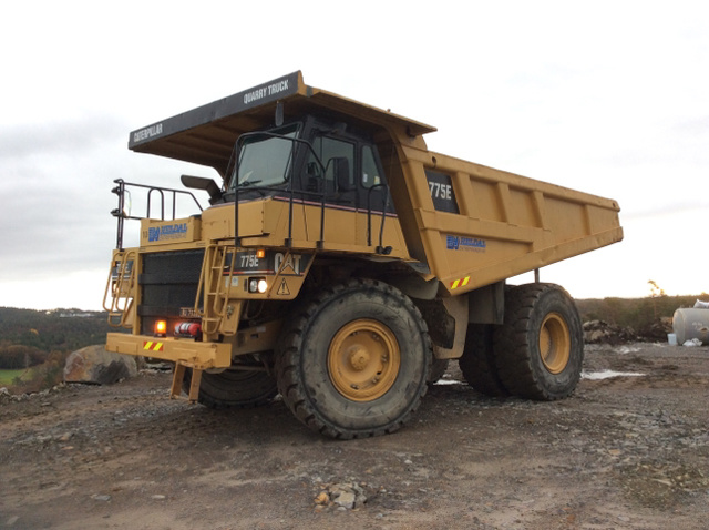 2005 Cat 775E Off-Road End Dump Truck