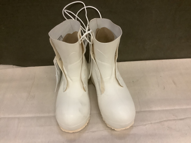 (28) Pairs of Extreme Cold Weather Boots
