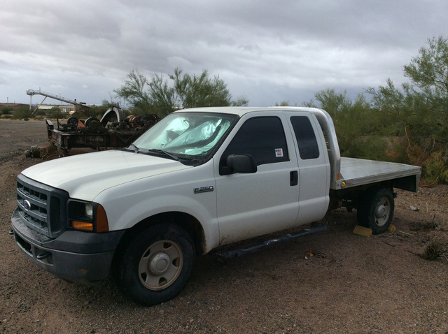 2006 Ford F-250 XL Super Duty Flatbed Truck 2006 Ford F-250 XL Super Duty Flatbed Truck