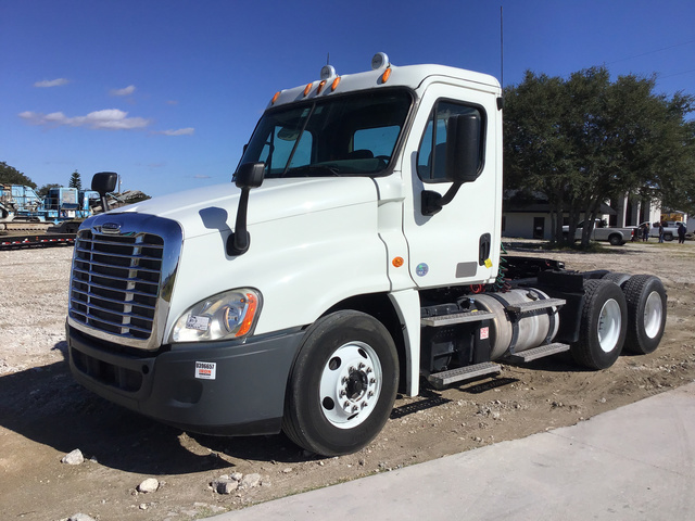 2013 Freightliner Cascadia 125 T/A Day Cab Truck Tractor 2013 Freightliner Cascadia 125 T/A Day Cab Truck Tractor