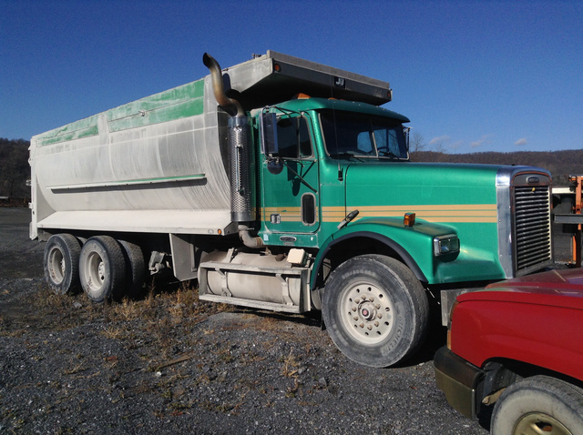 2000 Freightliner FLD120 T/A Dump Truck