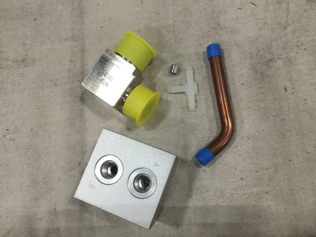 (3) Pipe To Tube Elbows, (523) Hose Tees & Assorted Parts (3) Pipe To Tube Elbows, (523) Hose Tees & Assorted Parts