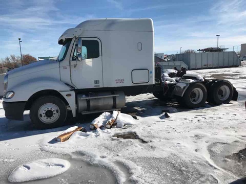 2005 Freightliner Columbia 120 T/A Sleeper Truck Tractor 2005 Freightliner Columbia 120 T/A Sleeper Truck Tractor