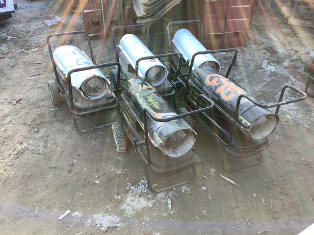 Lot of (5) Space Heaters Lot of (5) Space Heaters