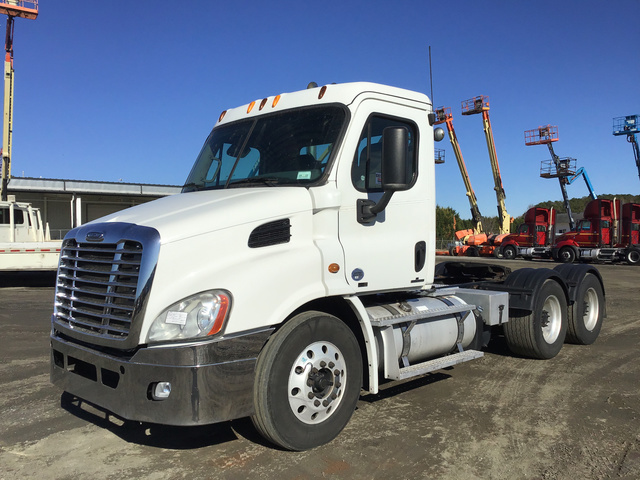 2012 Freightliner Cascadia 113 T/A Day Cab Truck Tractor 2012 Freightliner Cascadia 113 T/A Day Cab Truck Tractor