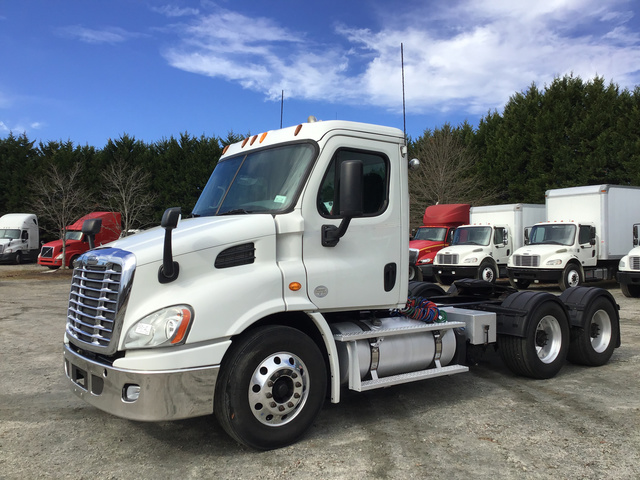 2013 Freightliner Cascadia 113 T/A Day Cab Truck Tractor 2013 Freightliner Cascadia 113 T/A Day Cab Truck Tractor