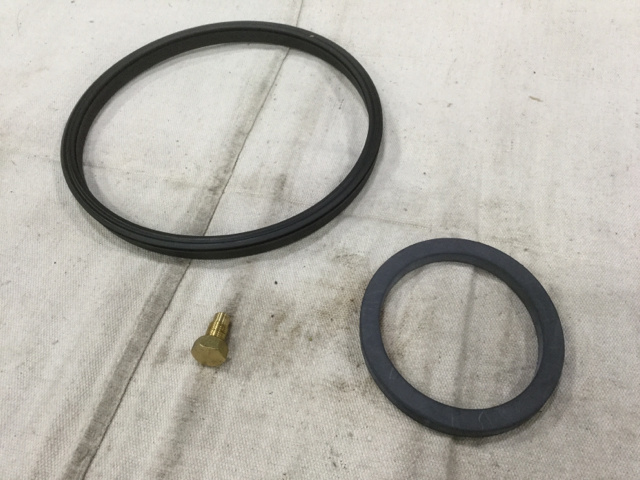 (132) Gaskets, (32) Headed Straight Pins & Assorted Hardware (132) Gaskets, (32) Headed Straight Pins & Assorted Hardware