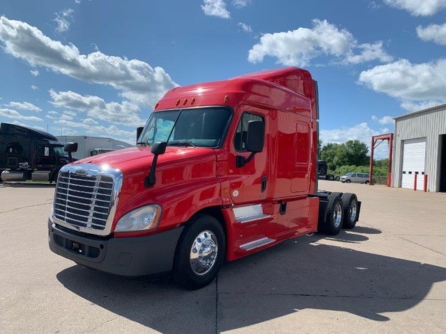 2014 Freightliner Cascadia 125 T/A Sleeper Truck Tractor 2014 Freightliner Cascadia 125 T/A Sleeper Truck Tractor