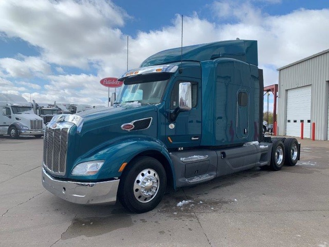 2016 Peterbilt 579 T/A Sleeper Truck Tractor 2016 Peterbilt 579 T/A Sleeper Truck Tractor