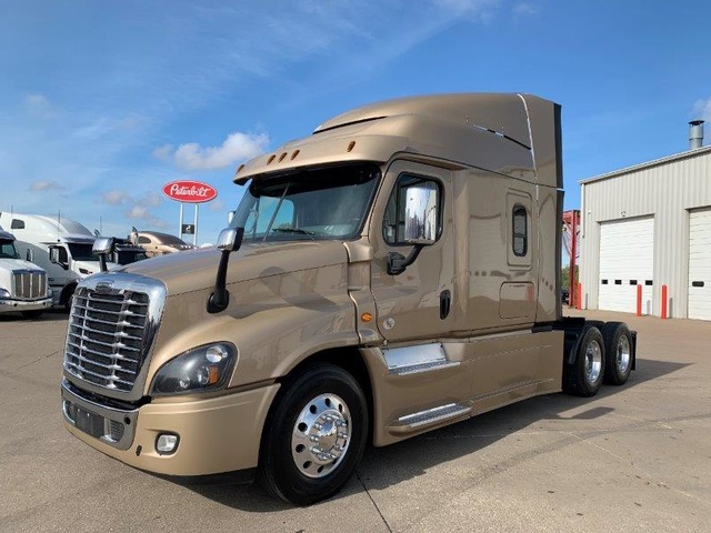 2016 Freighliner Cascadia125 T/A Sleeper Truck Tractor 2016 Freighliner Cascadia125 T/A Sleeper Truck Tractor