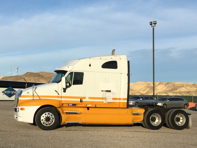 2000 Kenworth T2000 T/A Sleeper Truck Tractor 2000 Kenworth T2000 T/A Sleeper Truck Tractor