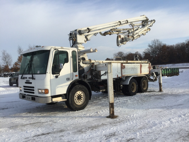 Schwing BPL900 HDR-20 Concrete Pump on 1995 (unverified) Freightliner T/A Truck