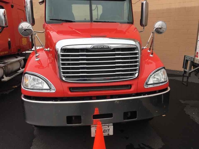 2007 Freightliner Columbia 120 T/A Day Cab Truck Tractor 2007 Freightliner Columbia 120 T/A Day Cab Truck Tractor