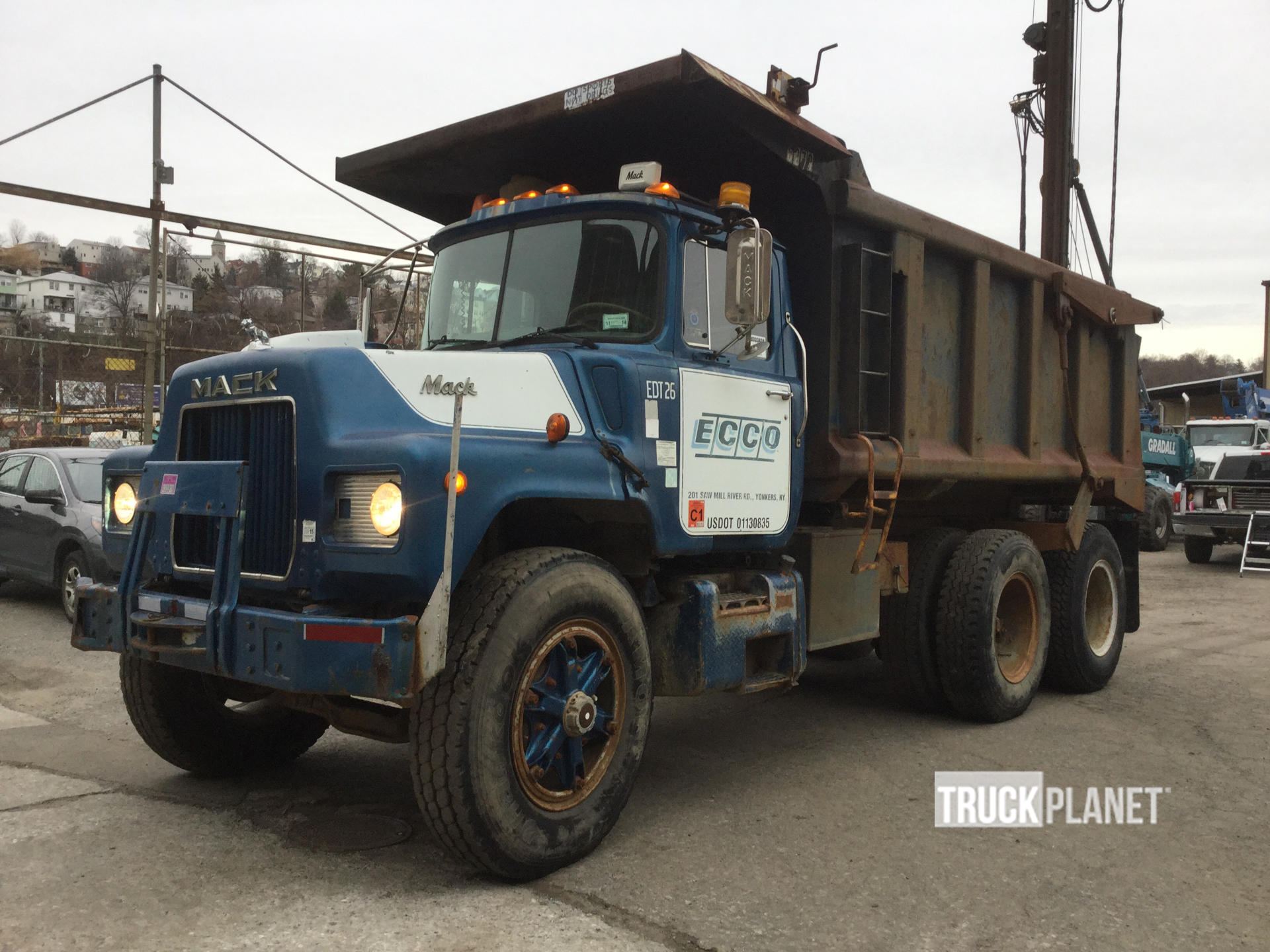 希少 80s〜 マックトラック USA製MackTrucks 1980 Mack DM688S T/A Dump Truck in Yonkers, New York, United