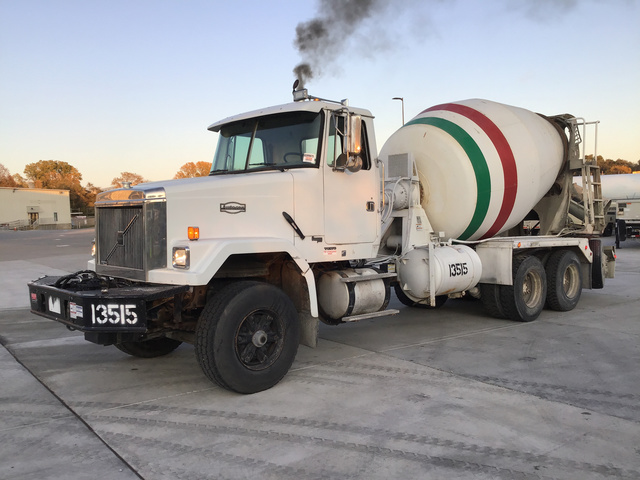 2001 Volvo ACL T/A Mixer Truck 2001 Volvo ACL T/A Mixer Truck