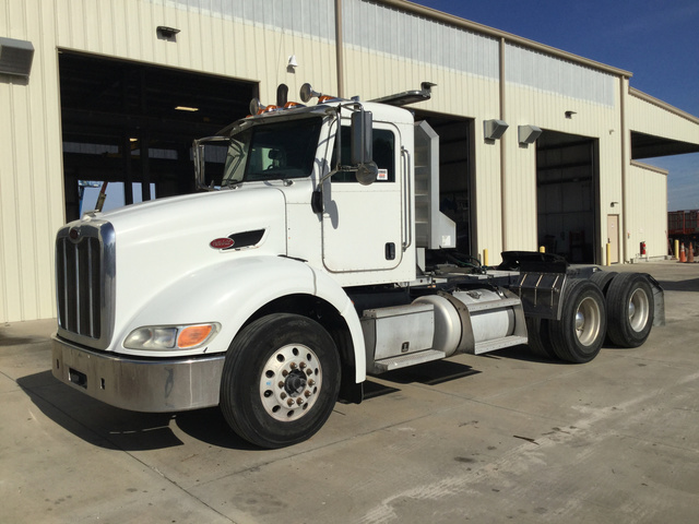 2013 Peterbilt 384 T/A Day Cab Truck Tractor 2013 Peterbilt 384 T/A Day Cab Truck Tractor