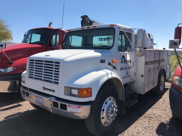 2001 International 4700 S/A Service Truck w/ Crane 2001 International 4700 S/A Service Truck w/ Crane