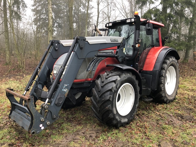 2010 Valtra T152 4WD Tractor 2010 Valtra T152 4WD Tractor