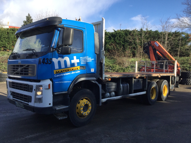 2005 Volvo FM400 6x4 Flatbed Truck w/Crane 2005 Volvo FM400 6x4 Flatbed Truck w/Crane