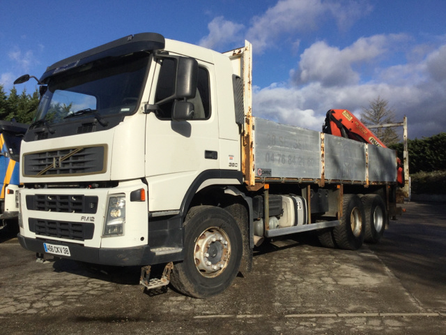 2005 Volvo FM380 6x4 Flatbed Truck w/Crane 2005 Volvo FM380 6x4 Flatbed Truck w/Crane