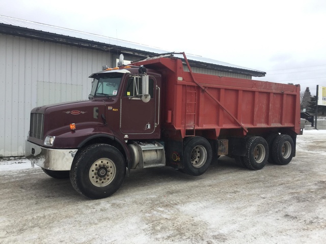 2001 Peterbilt 330 Tri/A Dump Truck 2001 Peterbilt 330 Tri/A Dump Truck