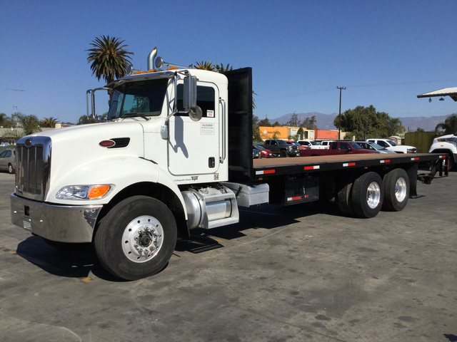 2006 Peterbilt 335 T/A Flatbed Truck 2006 Peterbilt 335 T/A Flatbed Truck