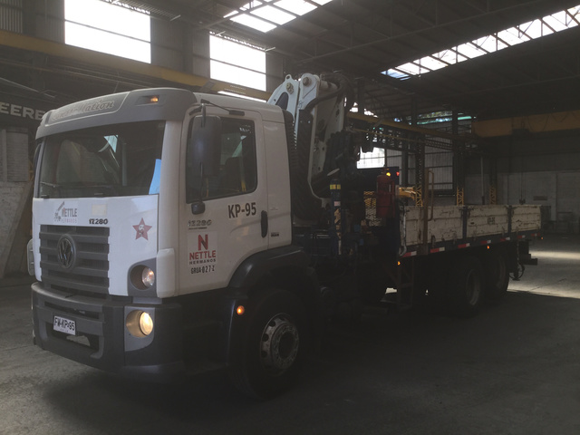 2012 Volkswagen Constellation 17.280 6x2 Flatbed Truck w/Crane